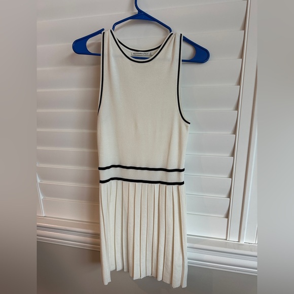 Abercrombie & Fitch Dresses & Skirts - Abercrombie & Fitch Pleated Sweater Dress